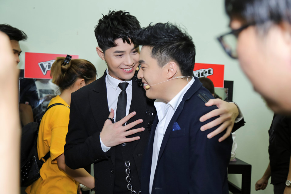 Thu Phương khoe kiểu tóc nổi loạn trong buổi ghi hình The Voice